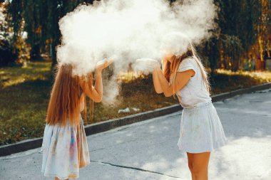 İki tatlı kız yaz parkında eğleniyor.