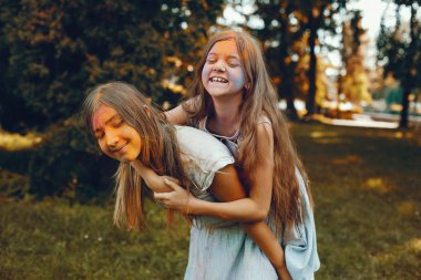 İki tatlı kız yaz parkında eğleniyor.