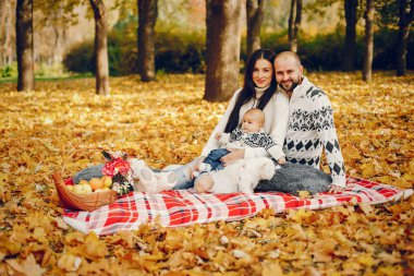 Sonbahar parkında oğluyla bir aile.