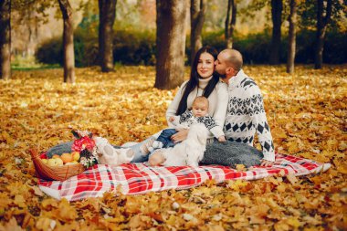 Sonbahar parkında oğluyla bir aile.