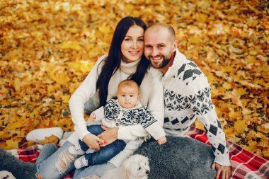Sonbahar parkında oğluyla bir aile.