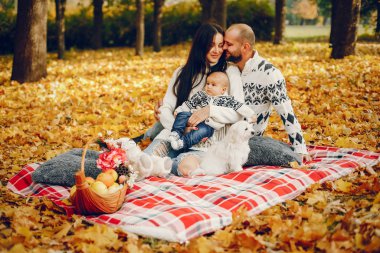 Sonbahar parkında oğluyla bir aile.