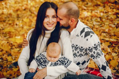 Sonbahar parkında oğluyla bir aile.