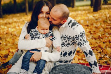 Sonbahar parkında oğluyla bir aile.