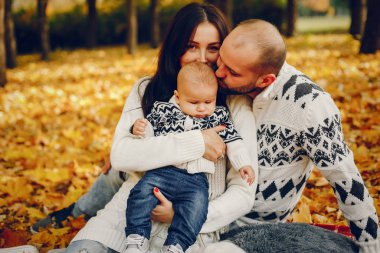 Sonbahar parkında oğluyla bir aile.
