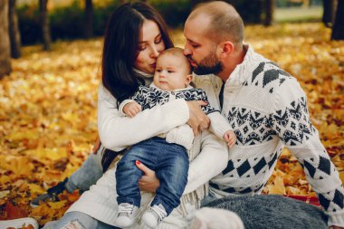 Sonbahar parkında oğluyla bir aile.