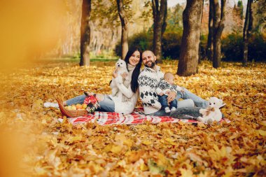 Sonbahar parkında oğluyla bir aile.