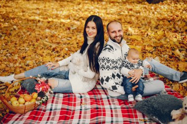 Sonbahar parkında oğluyla bir aile.