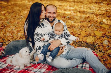 Sonbahar parkında oğluyla bir aile.