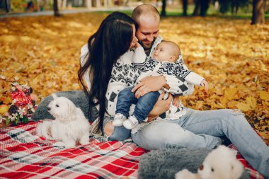 Sonbahar parkında oğluyla bir aile.