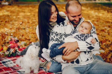Sonbahar parkında oğluyla bir aile.