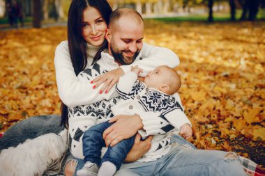 Sonbahar parkında oğluyla bir aile.