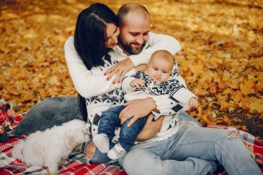 Sonbahar parkında oğluyla bir aile.
