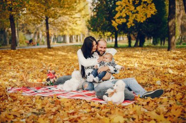 Sonbahar parkında oğluyla bir aile.