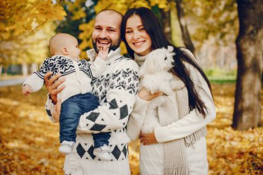 Sonbahar parkında oğluyla bir aile.