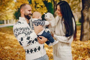 Sonbahar parkında oğluyla bir aile.
