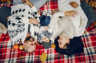 Sonbahar parkında oğluyla bir aile.