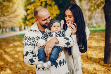Sonbahar parkında oğluyla bir aile.