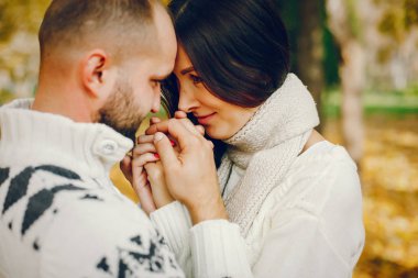 Güzel bir çift sonbahar parkında vakit geçirir.