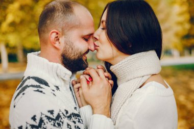 Güzel bir çift sonbahar parkında vakit geçirir.