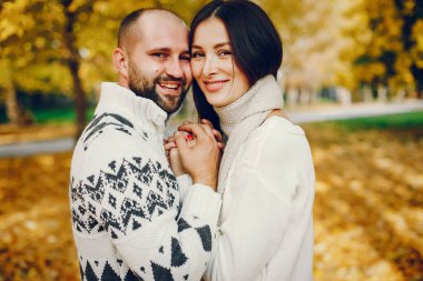 Güzel bir çift sonbahar parkında vakit geçirir.