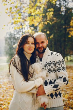 Güzel bir çift sonbahar parkında vakit geçirir.