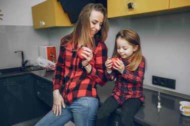 Anne ve küçük kızı evde.