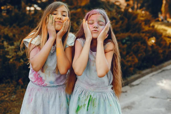 Dvě roztomilé dívky se baví v letním parku — Stock fotografie