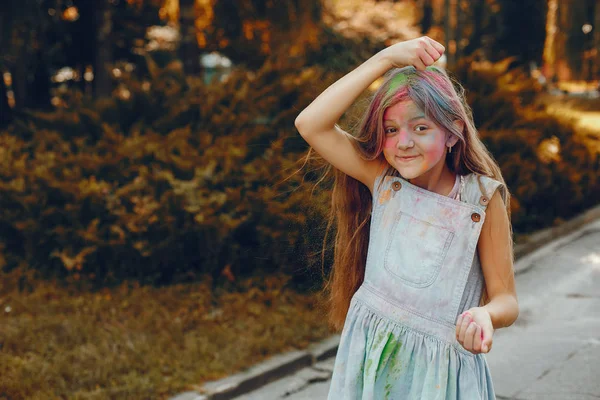 Menina bonito se divertir em um parque de verão — Fotografia de Stock