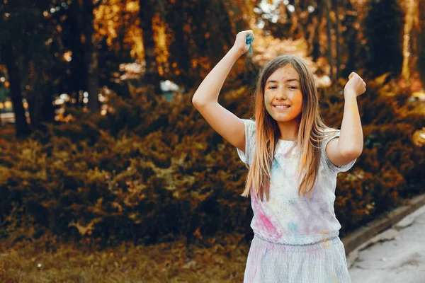 Χαριτωμένο κορίτσι διασκεδάσουν σε ένα καλοκαιρινό πάρκο — Φωτογραφία Αρχείου