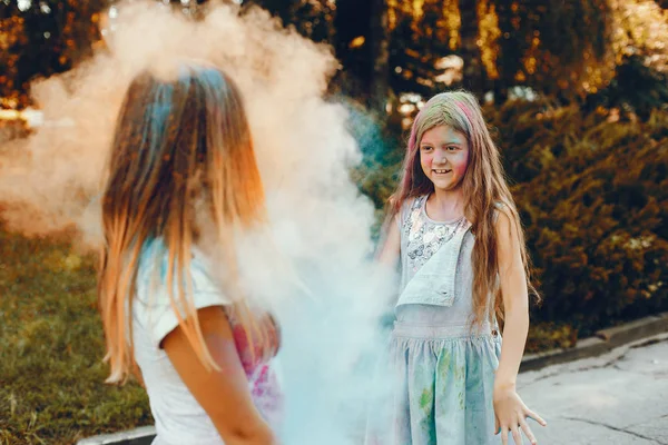 İki tatlı kız yaz parkında eğleniyor.