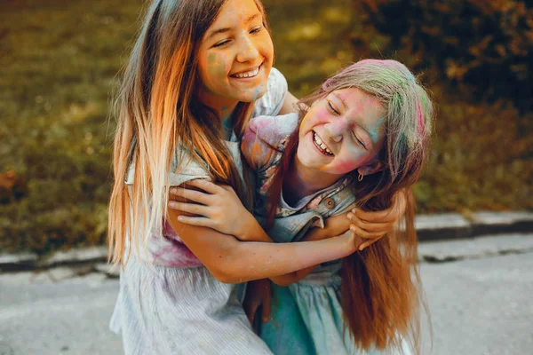 Дві милі дівчата розважаються в літньому парку — стокове фото