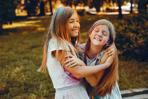 İki tatlı kız yaz parkında eğleniyor. — Stok fotoğraf