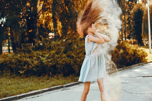 Sevimli kız bir yaz parkında eğlenin