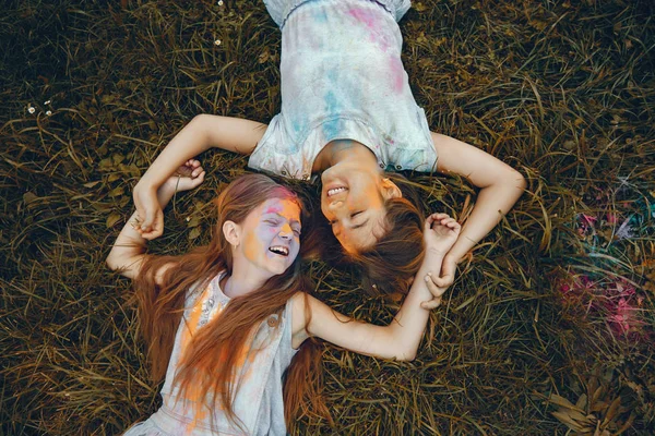 Dos chicas lindas se divierten en un parque de verano —  Fotos de Stock