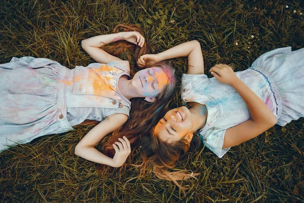 Duas meninas bonitos se divertir em um parque de verão — Fotografia de Stock