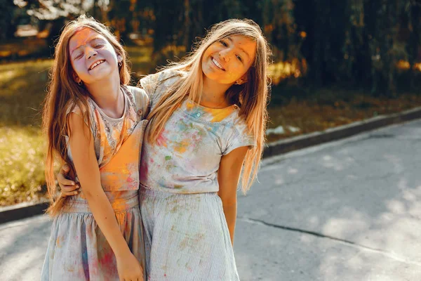 Két aranyos lány szórakozik egy nyári parkban. — Stock Fotó