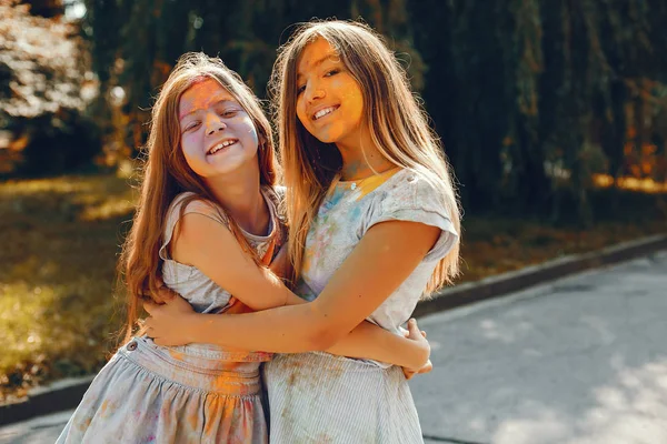 Dos chicas lindas se divierten en un parque de verano —  Fotos de Stock