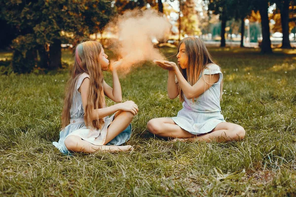 Två söta flickor ha kul i en sommarpark — Stockfoto