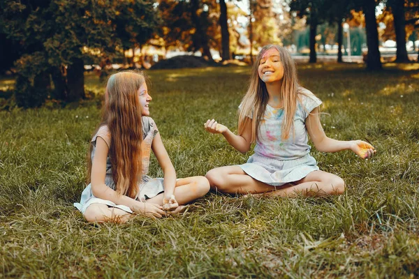 Dwie słodkie dziewczyny bawią się w letnim parku — Zdjęcie stockowe