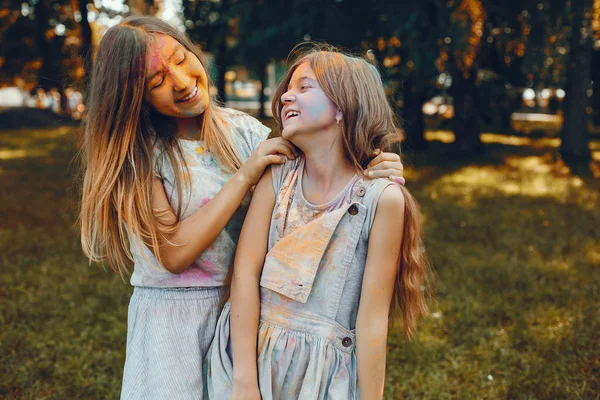 Δύο χαριτωμένα κορίτσια διασκεδάζουν σε ένα καλοκαιρινό πάρκο. — Φωτογραφία Αρχείου