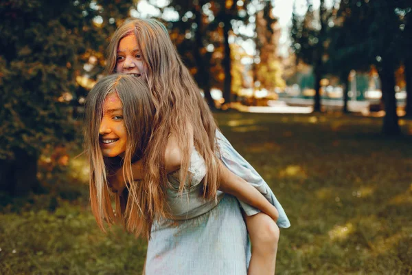 Två söta flickor ha kul i en sommarpark — Stockfoto