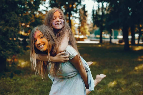 Δύο χαριτωμένα κορίτσια διασκεδάζουν σε ένα καλοκαιρινό πάρκο. — Φωτογραφία Αρχείου