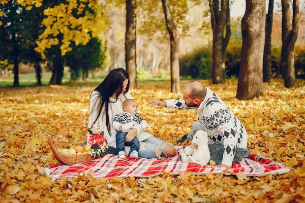 Rodina se synem v podzimním parku — Stock fotografie