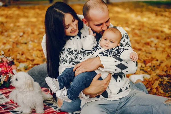 Sonbahar parkında oğluyla bir aile.