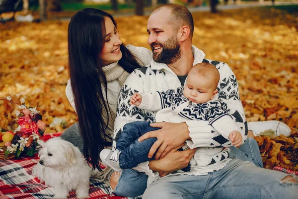 Sonbahar parkında oğluyla bir aile.