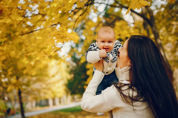 Familj med liten son i en höstpark — Stockfoto