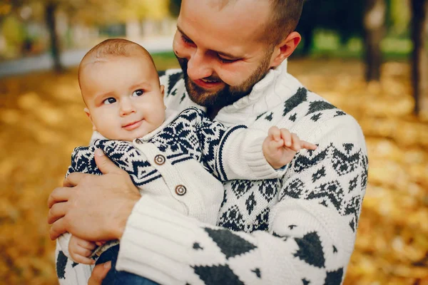 Família bonito jogando em um parque de outono — Fotografia de Stock