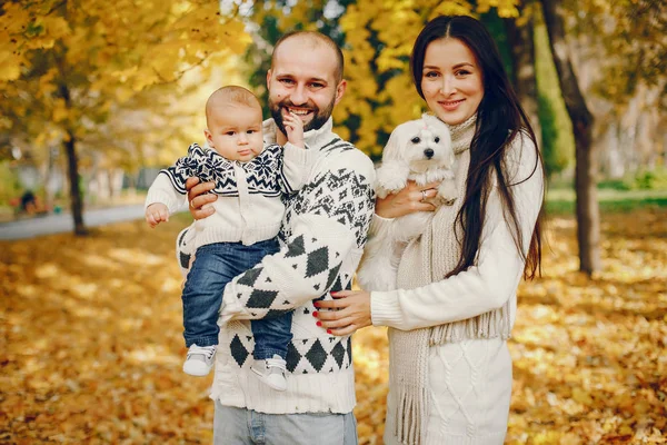 Sonbahar parkında oğluyla bir aile.