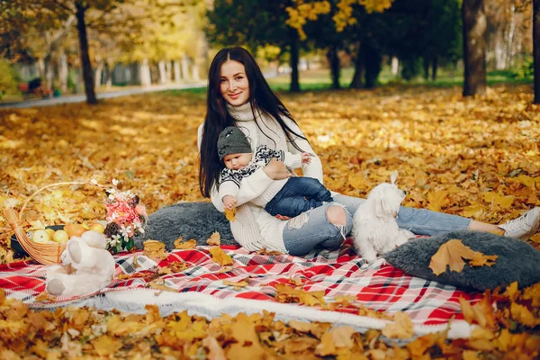 Familj med liten son i en höstpark — Stockfoto